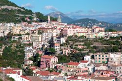 Veduta aerea di Vietri sul Mare, Campania, Italia. I tetti dei palazzi della città e, sullo sfondo, la parrocchiale di San Giovanni Battista costruita nel XVII° secolo in stile tardorinascimentale ...