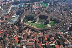 Veduta aerea del centro di Vigevano, con Piazza Ducale e a fianco il grande Castello Sforzesco 