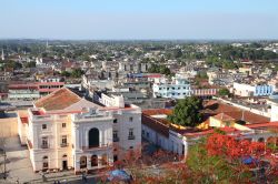 Veduta aerea di Santa Clara (Cuba). In primo piano il Teatro La Caridad, che si affaccia sulla piaza principale - foto © Shutterstock.com