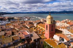 Veduta aerea sui tetti di Saint-Tropez in Costa Azzurra (Francia).

