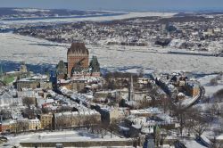 Veduta aerea di Ville de Quebec d'inverno: al centro della foto l'imponente Château Frontenac alle sue spalle il fiume San Lorenzo quasi completamente ghiacciato. La foto ...