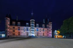 Veduta by night del Palazzo Ducale di Nevers, Francia, illuminato da luci colorate.
