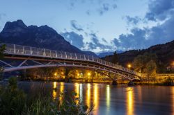 Veduta by night del ponte illuminato a Nago-Torbole, provincia di Trento.

