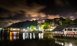 Veduta by night del Thaksin Education Institute di Koh Yao, Thailandia - © Sunti / Shutterstock.com