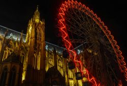 Veduta by night della cattedrale di Metz con la ruota panoramica allestita per Natale, Francia.



