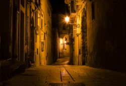 Veduta by night di un vicolo del centro storico di Irsina, Matera, basilicata.


