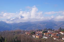 Veduta da Barga delle colline toscane: sullo sfondo, in alto, una vetta innevata.

