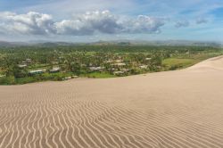 Veduta da un sentiero escursionistico sulle dune del Parco Nazionale Sigatoka, Viti Levu, Figi. Siamo alle bocche del fiume Sigatoka.

