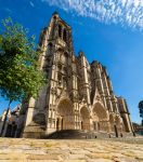 Veduta dal basso all'alto della cattedrale di Bourges, Francia, in una giornata di sole. 

