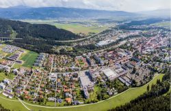 Veduta dal drone della città di Judenburg, Austria. Fondata nel 1074, questa località è stata un importante nodo commerciale fra Vienna e la Serenissima.
