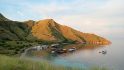 Veduta dalla cima dell'isola di Gili Lawa, Indonesia. Gli scorci panoramici che si possono ammirare da qui sogni degni di una classica cartolina dei tropici.

