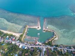 Veduta dall'alto con un drone sul molo di Baan Kai a Koh Pha Ngan, Thailandia.

