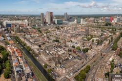 Veduta dall'alto del centro storico di Den Haag (Olanda) con i suoi grattacieli sullo sfondo. Questa suggestiva immagine è stata scattata dallo Strijkijzer che s'innalza sino ...