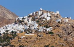 Veduta dall'alto del villaggio di Chora a Serifos, Grecia. E' la perla dell'isola, un vero e proprio modello di insediamento medievale arroccato ad anfiteatro sulle rocce della baia ...