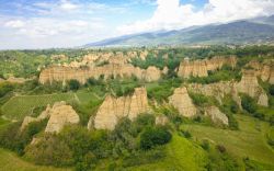 Veduta dall'alto dell'Area Naturale le Balze a Castelfranco di sopra in Toscana