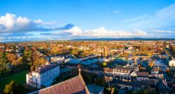 Veduta dall'alto della città di Kilkenny e della Black Abbey, Irlanda. La bella chiesa domenicana risale al XIII° secolo. L'Abbazia Nera venne fondata da Guglielmo il Maresciallo, ...