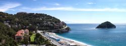 Veduta dall'alto della cittadina costiera di Spotorno sul Mar Mediterraneo, Liguria. Tipico paese della Riviera di Ponente, Spotorno conserva intatta la sua impronta marinara.
