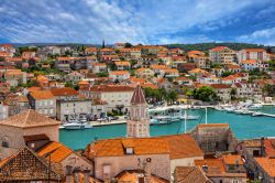 Veduta dall'alto della cittadina di Trogir, Croazia, e dei suoi tetti nel centro storico.

