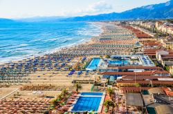 Veduta dall'alto della costa di Viareggio, Versilia, con la spiagge attrezzate (Toscana). Raggiungibile in meno di mezz'ora da Forte dei Marmi, Viareggio è racchiusa fra il mare ...