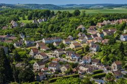 Veduta dall'alto della Tour Cesar del villaggio medievale di Provins, Francia, immerso nella natura.
