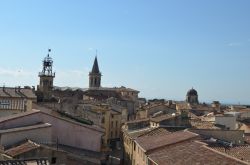 Veduta dall'alto del centro di Carpentras, Francia. La foto è stata scattata dalle mura cittadine.