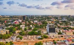Veduta dall'alto di Accra, Ghana, Africa. Capitale del paese, oltre che città più popolosa, Accra si affaccia sulla costa Atlantica e si estende su una superficie di 200 chilometri ...
