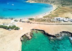 Veduta dall'alto di Pori Beach e delle grotte Ksylobatis sull'isola di Koufonisia, Grecia.
