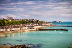 Veduta dall'alto su Cancale, città del nord della Francia, nota per la produzione di ostriche.

