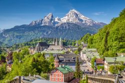 Veduta dall'alto sulla cittadina di Berchtesgaden con le cime innevate dei monti Watzmann in primavera, Baviera, Germania.
