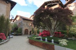 Veduta dall'interno del borgo medievale di Ricetto di Candelo, Biella, Piemonte. Il paesino è uno dei borghi più belli d'Italia - © outcast85 / Shutterstock.com