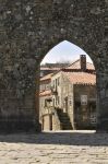 Veduta dall'interno del castello di Sortelha, Portogallo - Un pittoresco scorcio panoramico sul vecchio borgo di Sortelha scattato dal castello fortificato che risale al XII° secolo ...