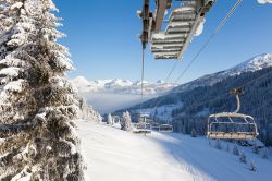 Veduta dallo skilift sulla valle di Morzine nello ski resort Les Gets, Portes du Soleil (Francia).

