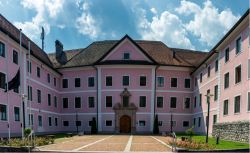 Veduta del castello Gayerhofen a Bludenz, Austria. Famoso per le sue tinte rosa chiaro, l'edificio è stato costruito a partire dal 1222 dai conti Von Wenderberg - © Karl Allen ...