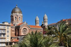 Veduta del centro città a Saint Raphael, Francia. A mezz'ora da Cannes e a meno di un'ora da Saint Tropez, questa graziosa cittadina francese della Costa Azzurra è una ...