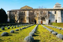 Veduta del centro culturale al monastero di Saint-Paul de Mausole, Saint-Remy-de-Provence (Francia) - © Ganna Zelinska / Shutterstock.com