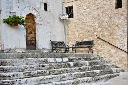 Veduta del centro storico di Castelluccio di Norcia, Umbria, Italia. Il 30 ottobre 2016 il paese è stato gravemente danneggiato da un evento sismico che ne ha distrutto molte opere architettoniche ...