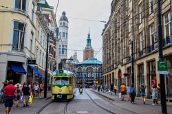 Veduta del centro storico di Den Haag, Olanda, con locali e negozi lungo le strade (Olanda). In primo piano, il tipico tram turistico - © Ververidis Vasilis / Shutterstock.com