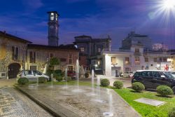 Veduta del centro storico di Somma Lombardo, provincia di Varese, by night. Piazza Scipione con la torre della chiesa di Sant'Agnese.



