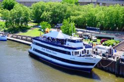 Veduta del fiume Connecticut a Hartford, America, con una barca da crociera - © Feng Cheng / Shutterstock.com