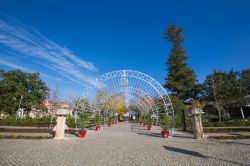 Veduta del giardino nella piazza principale di Leiria, Portogallo, in una giornata di sole - © Susana Luzir / Shutterstock.com