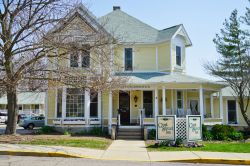 Veduta del Grant Street Inn a Bloomington, Indiana. Questo hotel in stile vittoriano si trova vicino al campus dell'università cittadina - © EQRoy / Shutterstock.com