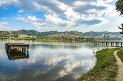 Veduta del lago artificiale a Tirana, Albania.

