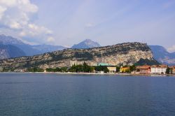Veduta del lago di Garda nel tardo pomeriggio (Trentino Alto Adige) dalla cittadina di Riva - © 133490978 / Shutterstock.com