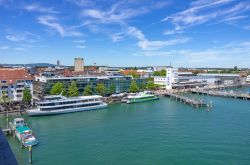 Veduta del lungolago a Friedrichshafen, Germania, con passeggiata e navi ormeggiate - © UllrichG / Shutterstock.com