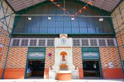 Veduta del mercato Les Halles a Saint-Jean-de-Luz, Francia, con la sua particolare decorazione della facciata - © EQRoy / Shutterstock.com