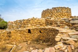 Veduta del nuraghe La Prisgiona nei pressi di Arzachena, Sardegna. Questo sito archeologico nuragico si trova nella valle di Capichera, in provincia di Sassari. Su un territorio di circa 5 ettari ...