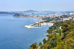 Veduta del porto di Tolone, La Seyne-sur-Mer e la rada da Cap Brun (Francia).

