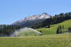 Veduta del Reschenpass a Curon Venosta, Trentino Alto Adige. Situato non lontano dal confine austriaco in prossimità della Svizzera, questo valico mette in comunicazione il Tirolo e l'Alto ...