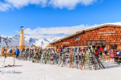 Veduta del ristorante nell'area sciistica di Obergurgl in una giornata invernale di sole (Austria) - © Pawel Kazmierczak / Shutterstock.com