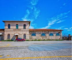 Veduta del vecchio macello di Piombino, Toscana. Piombino è una cittadina italiana di circa 35 mila abitanti in provincia di Livorno - © Eddy Galeotti / Shutterstock.com